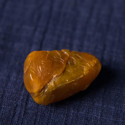 清 田黄石雕梅下垂钓图把件 商品图1