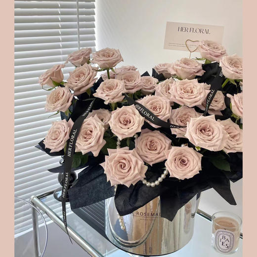 花香传我意 （曼塔玫瑰抱抱桶） 商品图0