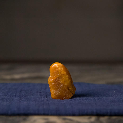 清 田黄石雕梅下垂钓图把件 商品图4