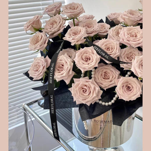 花香传我意 （曼塔玫瑰抱抱桶） 商品图2