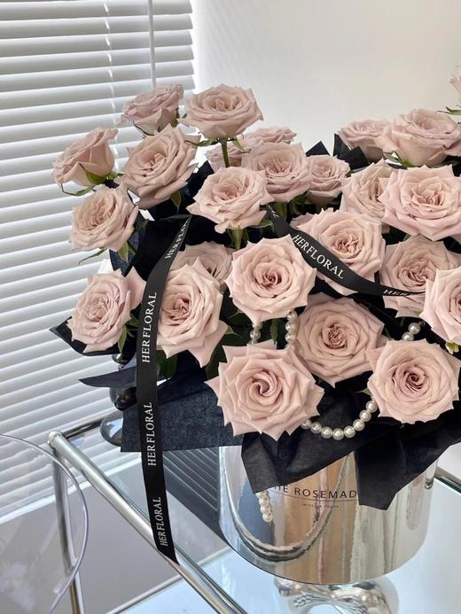 花香传我意 （曼塔玫瑰抱抱桶） 商品图3