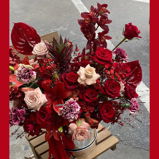 烟火满四城（红色系鲜花抱抱桶） 商品图1