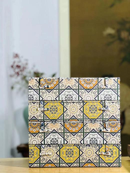 《新刊校定集注杜诗》，唐 杜甫著，据宋理宗宝庆元年广东漕司刊本，全套四函，共36卷24册，尺寸为30cm*20.3cm*30cm, 用纸分两种，分别为桑皮纸与手工宣，定价18800元，限 商品图1