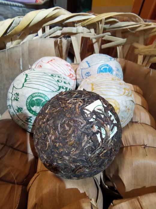 51      2006年五彩班章沱茶
香气醇高、滋味厚实，回甘生津、久泡有余香	的特点。品饮过后回味很好。
规格：5个/条220元，200克/个 商品图1