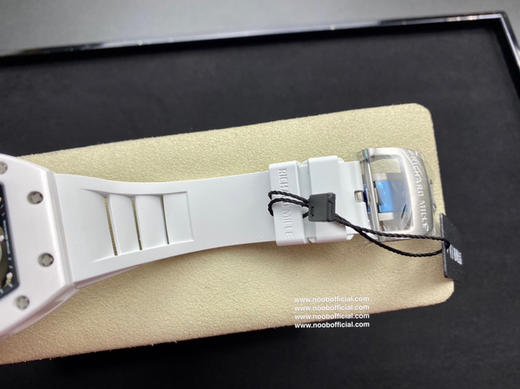 RM理查徳米勒RM055 表圈和底盖采用纳米陶瓷复合材料，具有耐划伤性和抗变色性，且陶瓷纹理清晰，外观臻于 商品图7