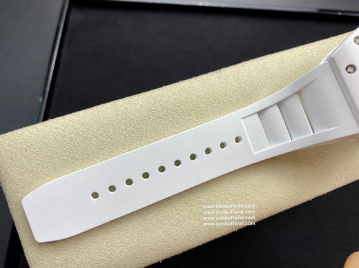 RM理查徳米勒RM055 表圈和底盖采用纳米陶瓷复合材料，具有耐划伤性和抗变色性，且陶瓷纹理清晰，外观臻于 商品图12