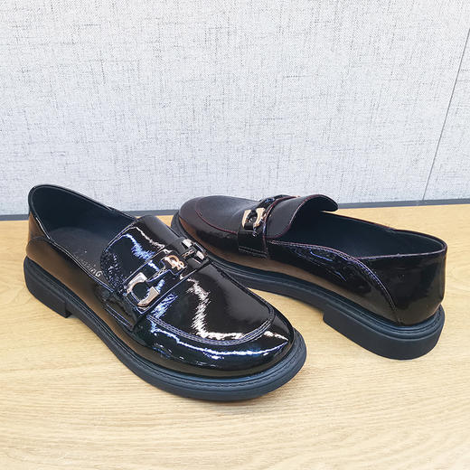 豪行秋季21301695宽松简约休闲浅口女鞋低跟软底漆皮乐福鞋 商品图3