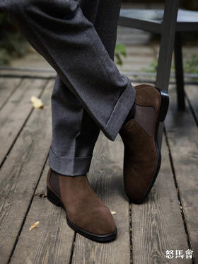 Blake 手工内缝线意大利翻毛皮深棕色中帮切尔西靴