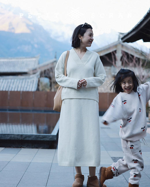 PETIT SCHAN小闪 CLO#168 cloud mind云意 秋冬高端针织系列羊毛羊绒V领落肩廓形上衣/小A型半裙 商品图3