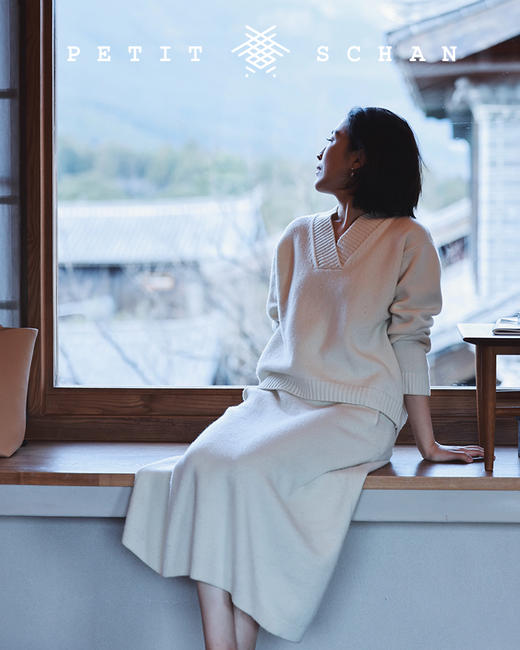 PETIT SCHAN小闪 CLO#168 cloud mind云意 秋冬高端针织系列羊毛羊绒V领落肩廓形上衣/小A型半裙 商品图4