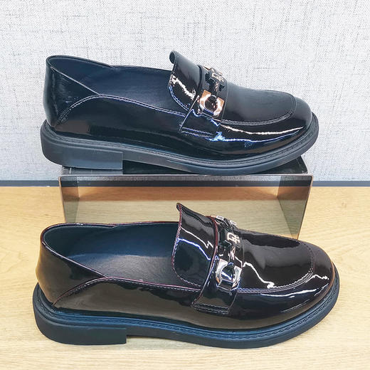 豪行秋季21301695宽松简约休闲浅口女鞋低跟软底漆皮乐福鞋 商品图4