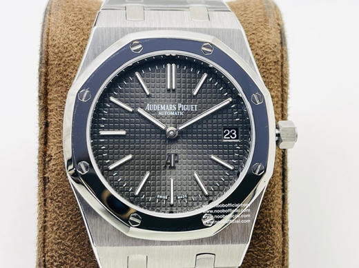 ZF厂精品，AP 爱.彼皇家橡树系列15202 AP系列腕表！细节方面：1⃣️【表壳】直径39MM，经典八边形圈口抛光处理，阳刚的造型中反而多了丝毫的柔和之感 商品图4