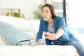 眼镜戴上就取不下来了？是真的吗