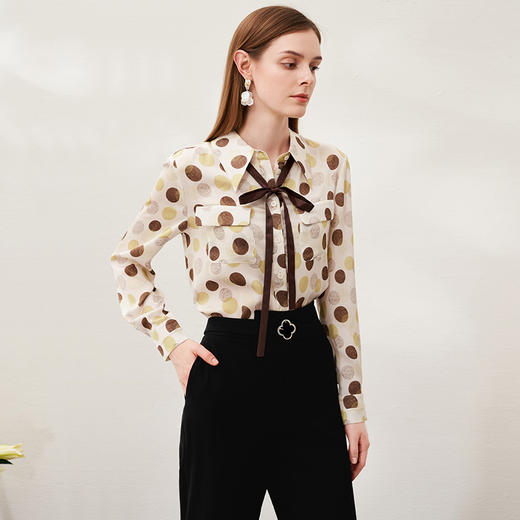 EITIE爱特爱春季新款洋气职业干练显瘦系带几何印花衬衫上衣6909607 商品图3
