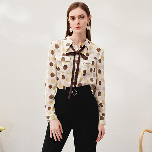 EITIE爱特爱春季新款洋气职业干练显瘦系带几何印花衬衫上衣6909607 商品图2