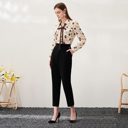 EITIE爱特爱春季新款洋气职业干练显瘦系带几何印花衬衫上衣6909607 商品图1