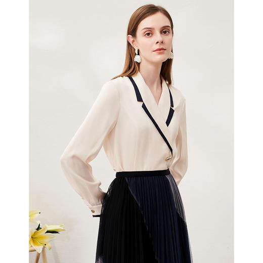 EITIE爱特爱春季新款设计感衬衣V领收腰显瘦通勤简约百搭气质上衣6909603 商品图2