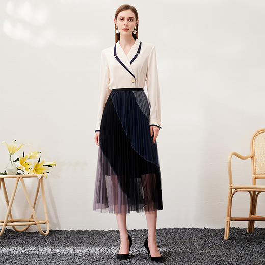 EITIE爱特爱春季新款设计感衬衣V领收腰显瘦通勤简约百搭气质上衣6909603 商品图3