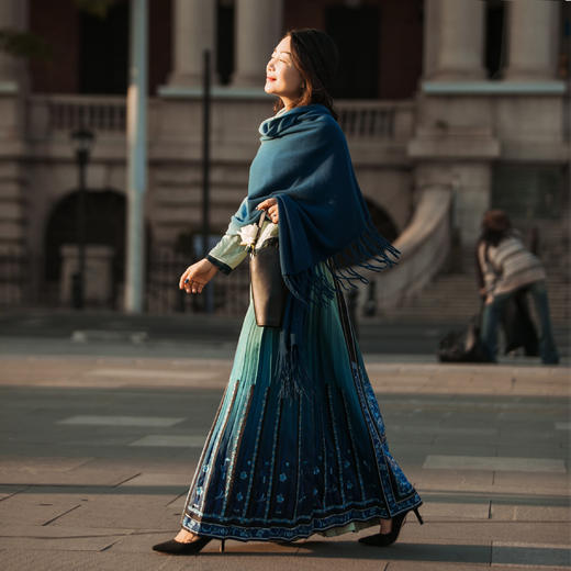 【林栖设计小店】100%绵羊毛流苏渐变气质舒适保暖围巾青绿披肩女2924297 商品图1