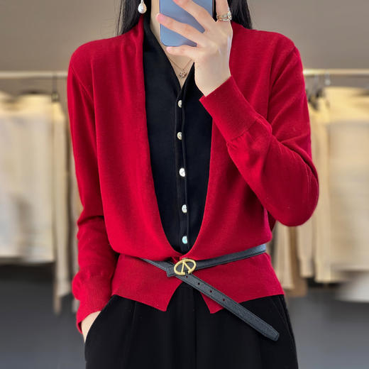 QHJY-JY230283春季新款V领假两件开衫女针织衫长袖外套时尚气质精仿毛衫上衣 商品图3