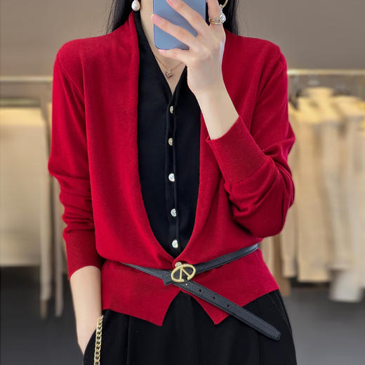 QHJY-JY230283春季新款V领假两件开衫女针织衫长袖外套时尚气质精仿毛衫上衣 商品图0