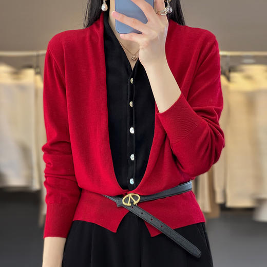 QHJY-JY230283春季新款V领假两件开衫女针织衫长袖外套时尚气质精仿毛衫上衣 商品图2