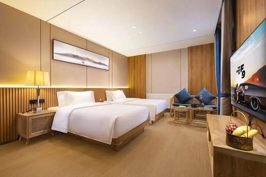 【青城山尊铂森林温泉酒店】499抢1657元森居房1间1晚+2大1小早餐+温泉+汤锅+双人下午茶！ 商品图1