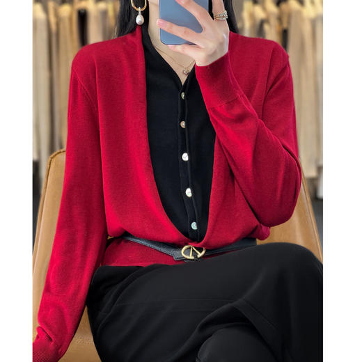 QHJY-JY230283春季新款V领假两件开衫女针织衫长袖外套时尚气质精仿毛衫上衣 商品图1