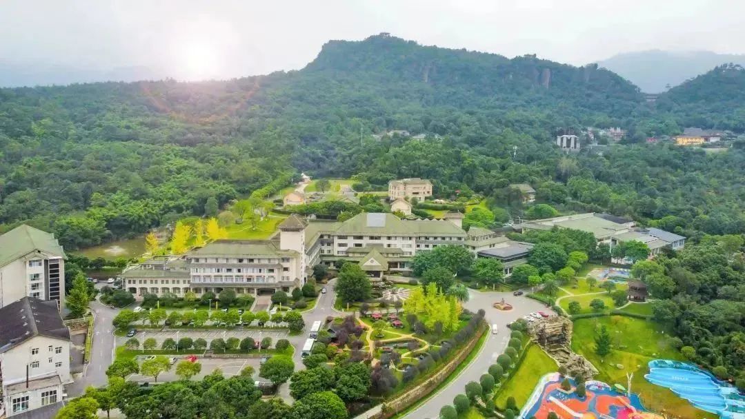 暑期大促❗️ 周末不加价【罗浮山绵州酒店】
🛝住亲子酒店玩转三大主题乐园！
♨️泡罗浮山资格热矿温泉