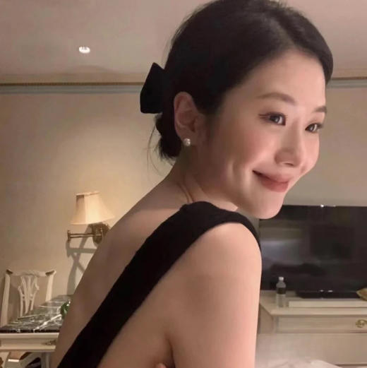 甄珠贝 进口 akoya 8-8.5mm 纯银配件 正圆面无暇 底部微生长痕迹 没有大坑洼 自己佩戴特别好 视觉感跟2k是一对的是一样的 圆度很好 整体光感很高级 商品图5