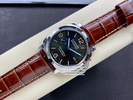 『神器』2022 VS第一个新款沛纳海 PAM1116表盘采用沛纳海相对少见的绿色太阳放射纹处理，表盘颜色随光线变化而变化，光线直射表盘是军绿色，背光看像是黑色表盘 商品图8