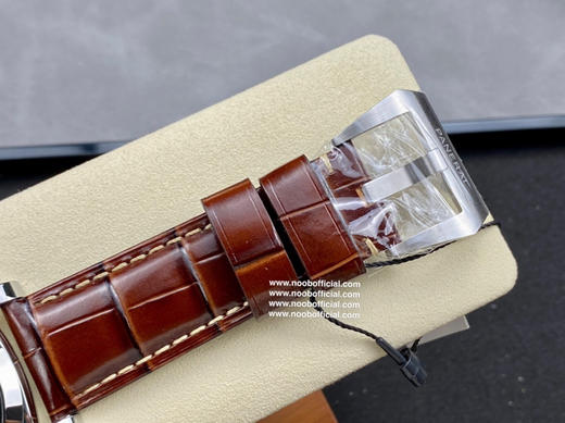 『神器』2022 VS第一个新款沛纳海 PAM1116表盘采用沛纳海相对少见的绿色太阳放射纹处理，表盘颜色随光线变化而变化，光线直射表盘是军绿色，背光看像是黑色表盘 商品图12