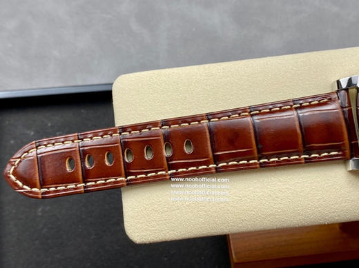 『神器』2022 VS第一个新款沛纳海 PAM1116表盘采用沛纳海相对少见的绿色太阳放射纹处理，表盘颜色随光线变化而变化，光线直射表盘是军绿色，背光看像是黑色表盘 商品图13