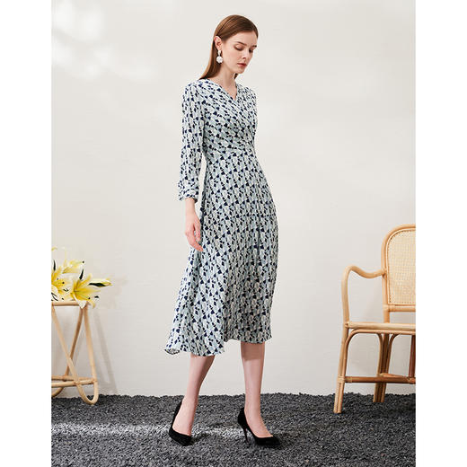 EITIE爱特爱春季新款修身显瘦优雅V领印花连衣裙中裙6907626 商品图2