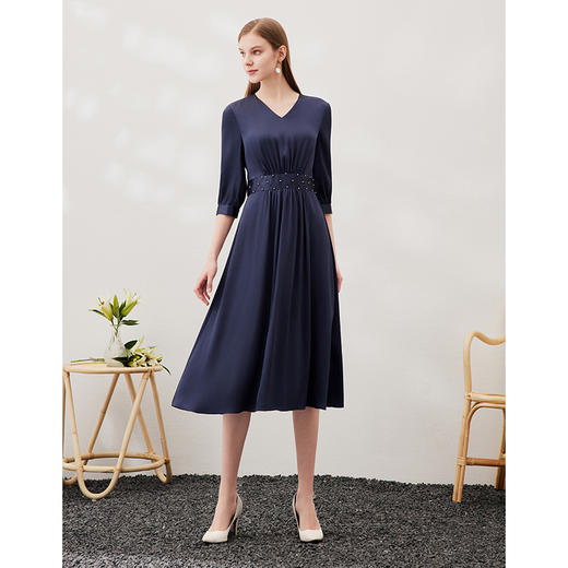 EITIE爱特爱春季新款优雅V领显瘦高腰连衣裙A2307117 商品图3