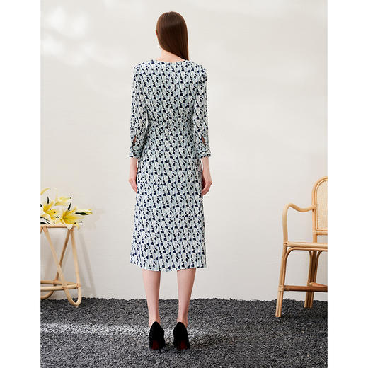 EITIE爱特爱春季新款修身显瘦优雅V领印花连衣裙中裙6907626 商品图4