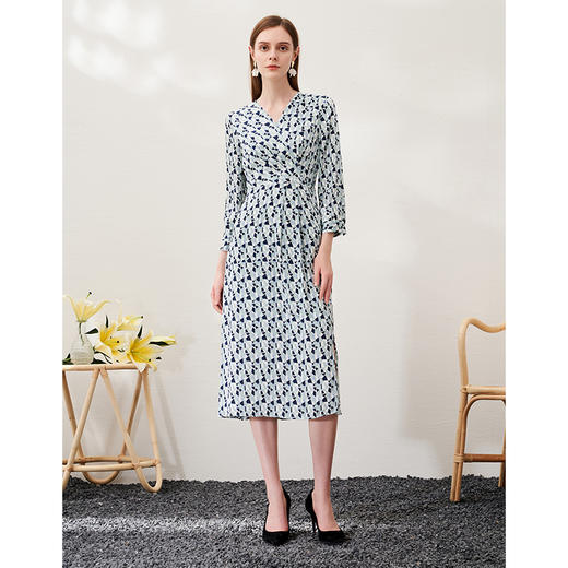 EITIE爱特爱春季新款修身显瘦优雅V领印花连衣裙中裙6907626 商品图1