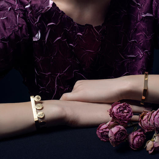 Salome Charly KERA 手工锤纹手镯 商品图1