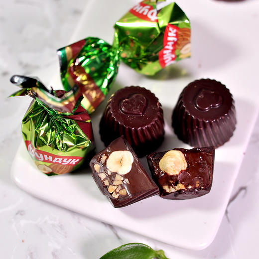 【中欧班列精选】俄罗斯糖果  原装进口巧力莲 整颗榛子仁夹心巧克力糖果 500g 商品图1