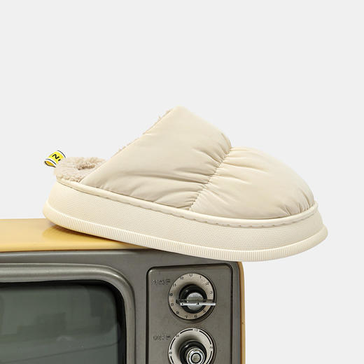 【情侣时尚羽绒布防滑保暖棉拖鞋】情侣加绒毛毛家用棉拖鞋，冬季保暖厚底踩屎感，简约羽绒室内家居防滑，情侣家用防水 亲肤毛绒内里 弹力厚底踩屎感锁住温暖 不易勒脚防掉 商品图1