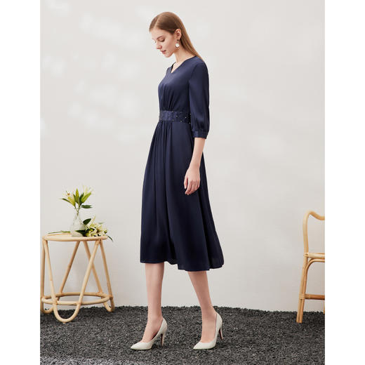 EITIE爱特爱春季新款优雅V领显瘦高腰连衣裙A2307117 商品图4