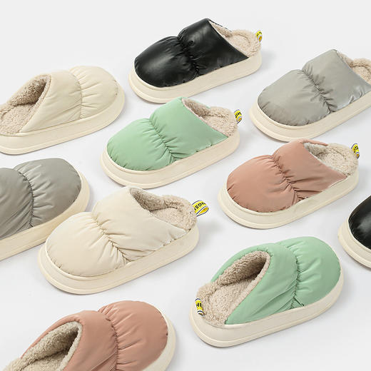 【情侣时尚羽绒布防滑保暖棉拖鞋】情侣加绒毛毛家用棉拖鞋，冬季保暖厚底踩屎感，简约羽绒室内家居防滑，情侣家用防水 亲肤毛绒内里 弹力厚底踩屎感锁住温暖 不易勒脚防掉 商品图3