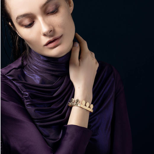 Salome Charly KERA 手工锤纹手镯 商品图0