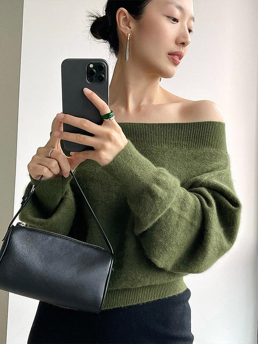 322工房柔焦氛围拉毛丝羊绒一字肩套头衫2022冬时髦露肩针织A997 商品图2