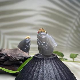 18K金镶和田玉烟紫兔子吊坠