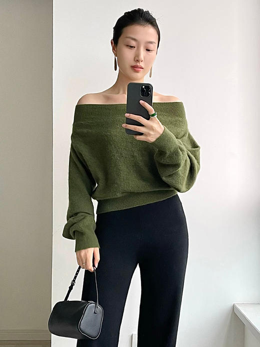 322工房柔焦氛围拉毛丝羊绒一字肩套头衫2022冬时髦露肩针织A997 商品图3