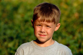 孩子眯眼了不要慌