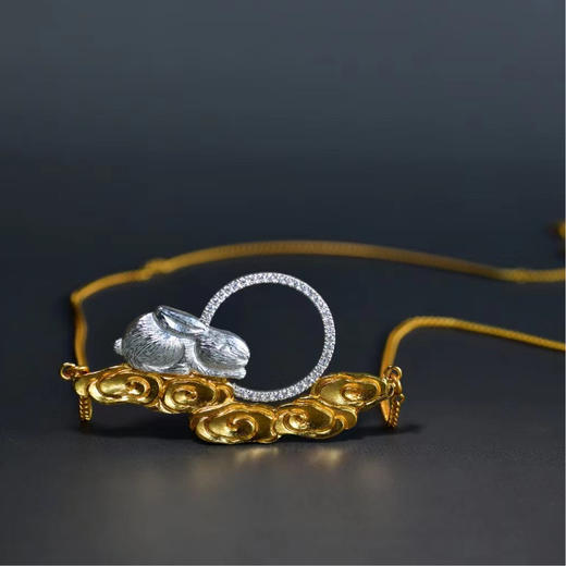 錾刻银鎏金玉兔莫桑钻项链 商品图1