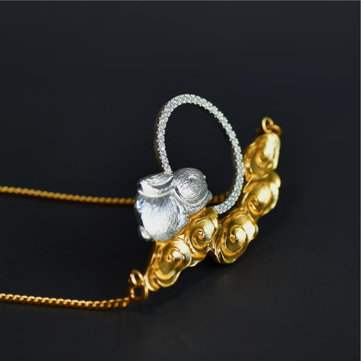 錾刻银鎏金玉兔莫桑钻项链 商品图2
