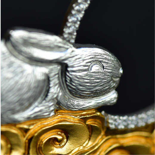 錾刻银鎏金玉兔莫桑钻项链 商品图3